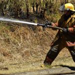 Dinas Damkar Dharmasraya Bersihkan Material Longsor Di Perbukitan